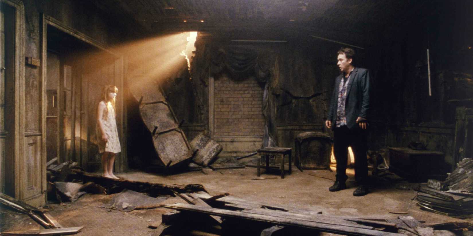 John Cusack's Mike stares at his daughter in a trashed H๏τel room in 1408