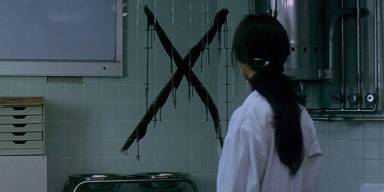 A doctor stares at an X on the wall in Cure (1997)