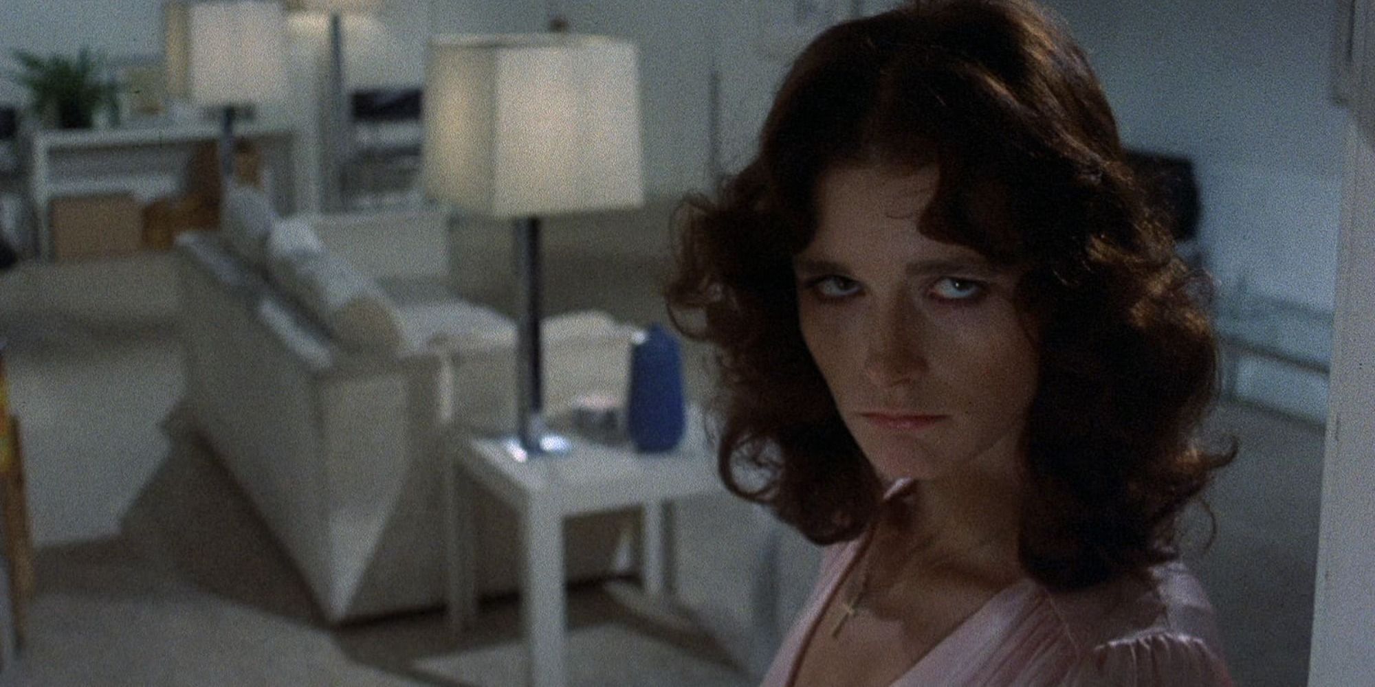 Margot Kidder looking into the camera in Sisters (1972)