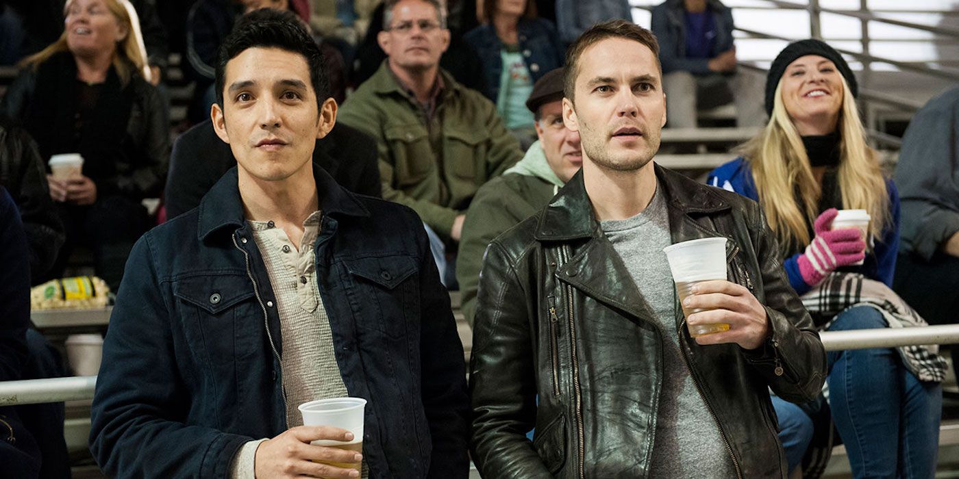 Gabriel Luna e Taylor Kitsch bebendo cerveja nas arquibancadas na 2ª temporada de True Detective