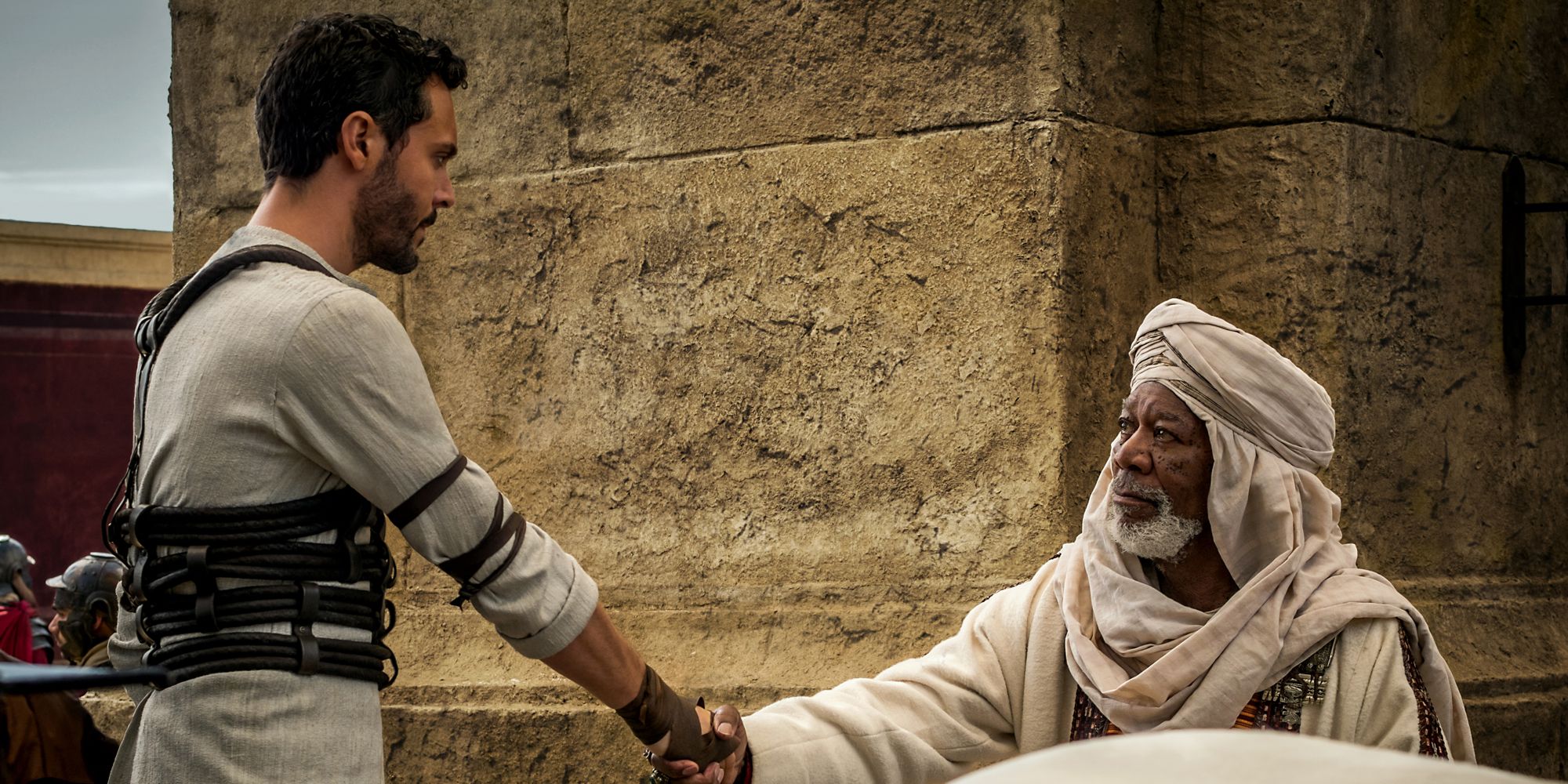 Jack Huston e Morgan Freeman apertando as mãos em Ben-Hur