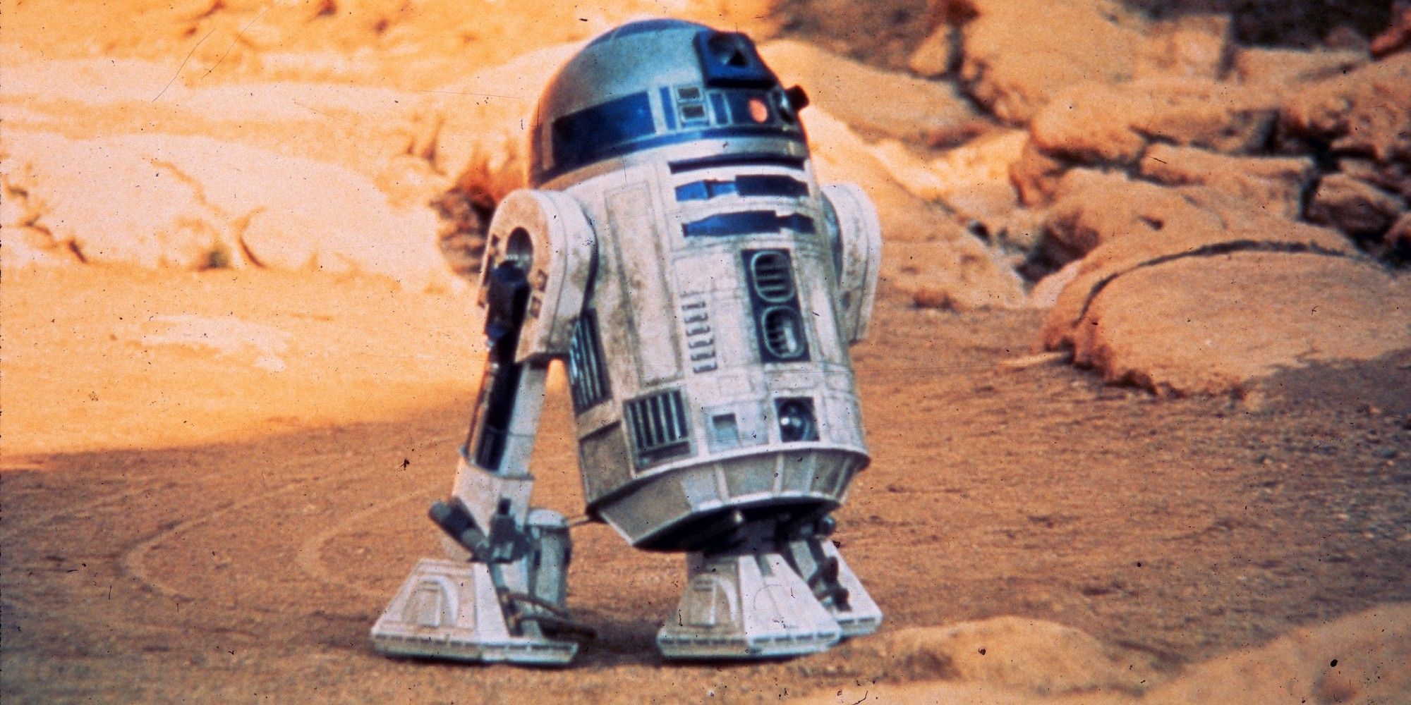 R2-D2 rolls through Tatooine alone in Star Wars A New Hope