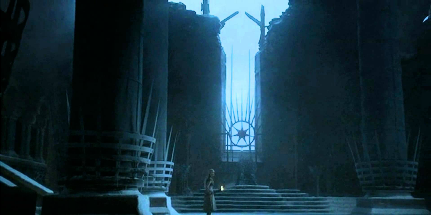 Daenerys em uma visão da sala do trono destruída da Fortaleza Vermelha.