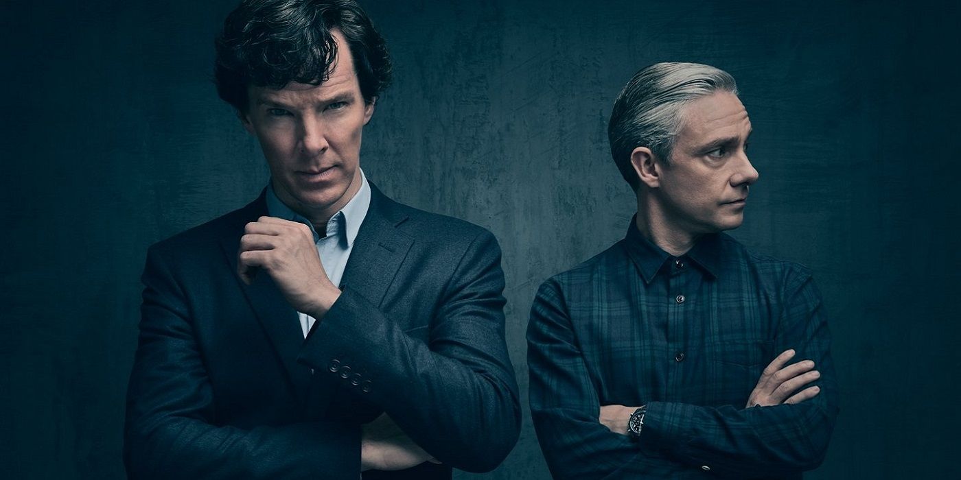 Holmes y Watson están juntos contra una pared gris en Sherlock