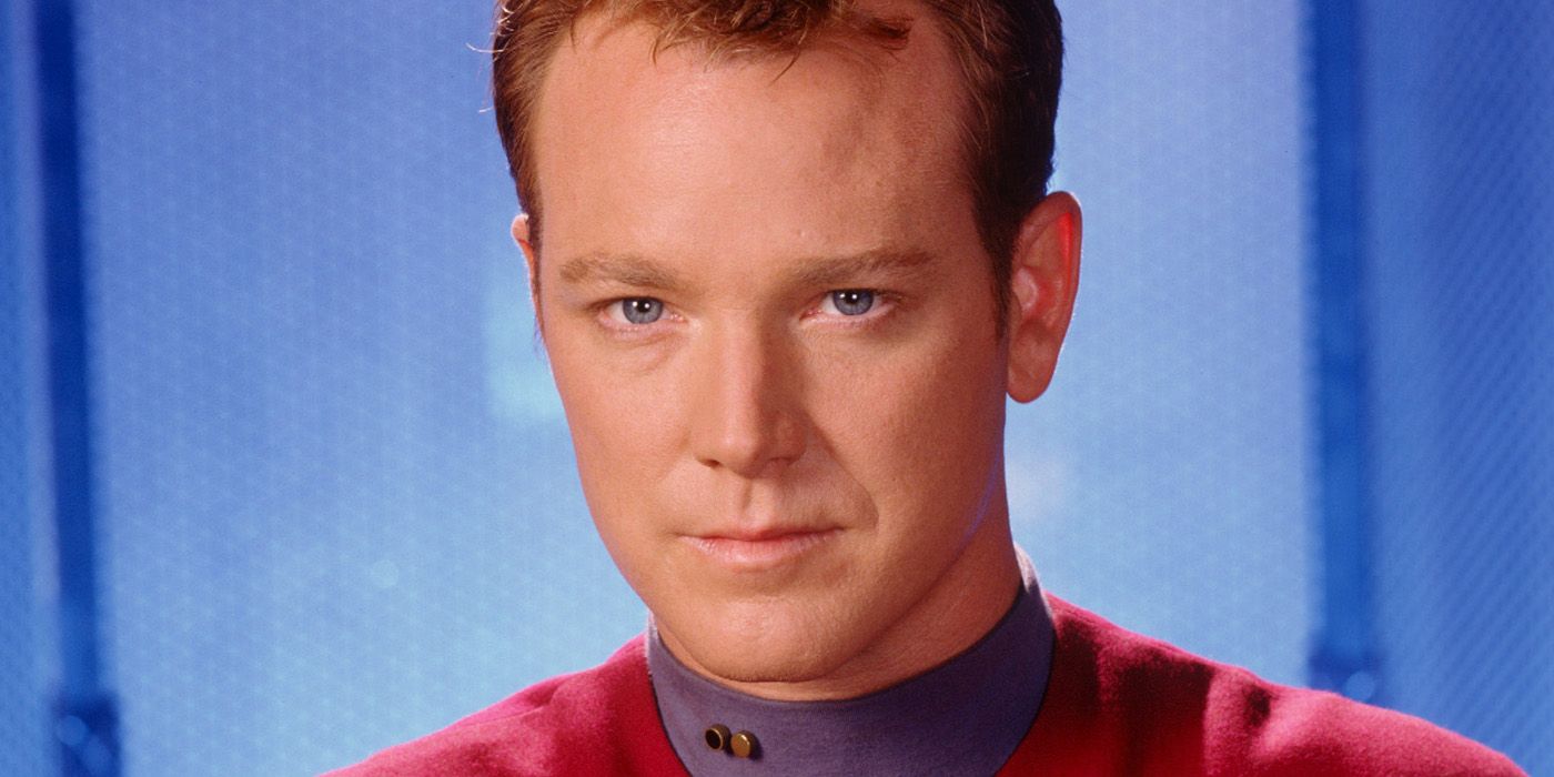 Tom Paris, de Star Trek Voyager, observa.