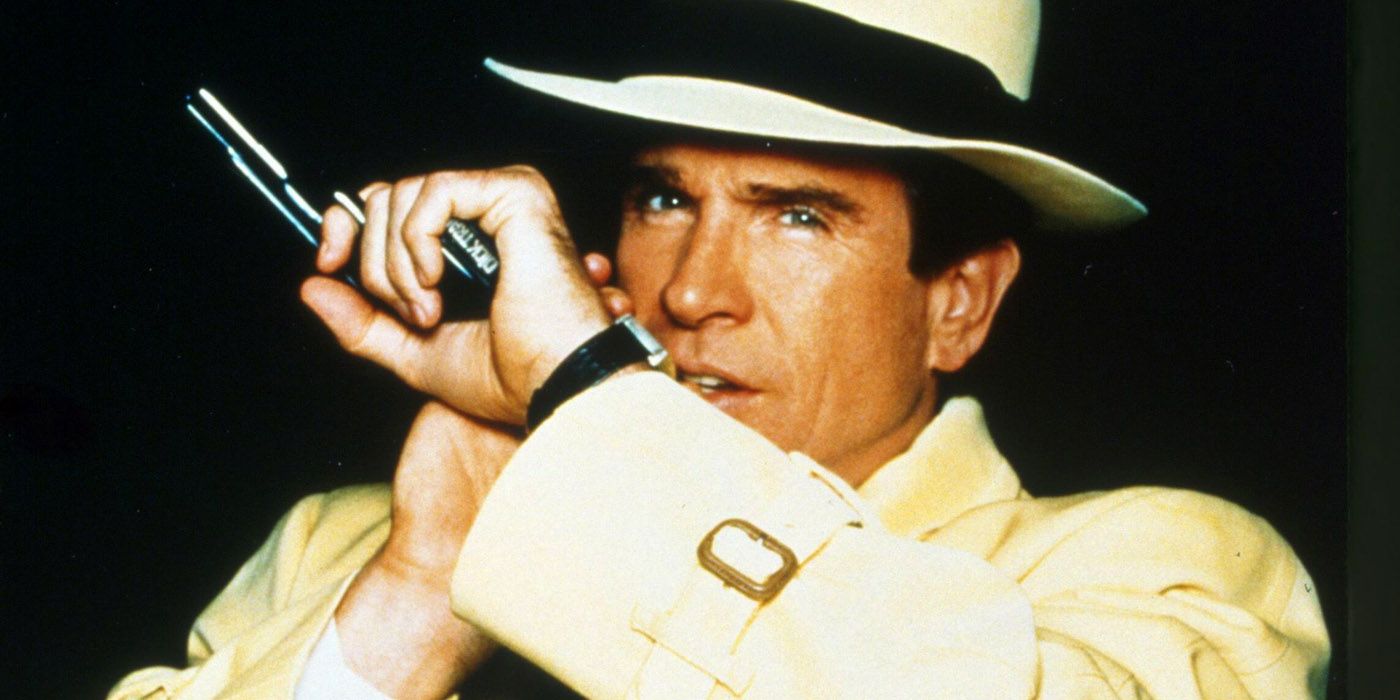 Warren Beatty talks into his watch in Dick Tracy