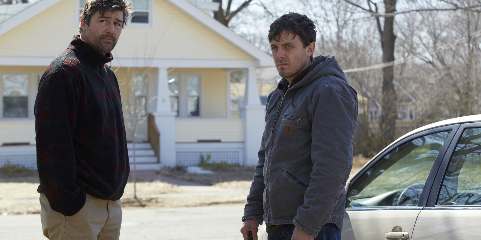 Kyle Chandler and Casey Affleck in Manchester by the Sea