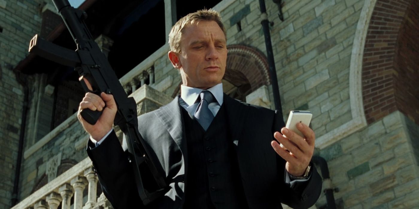 Daniel Craig's james bond texting