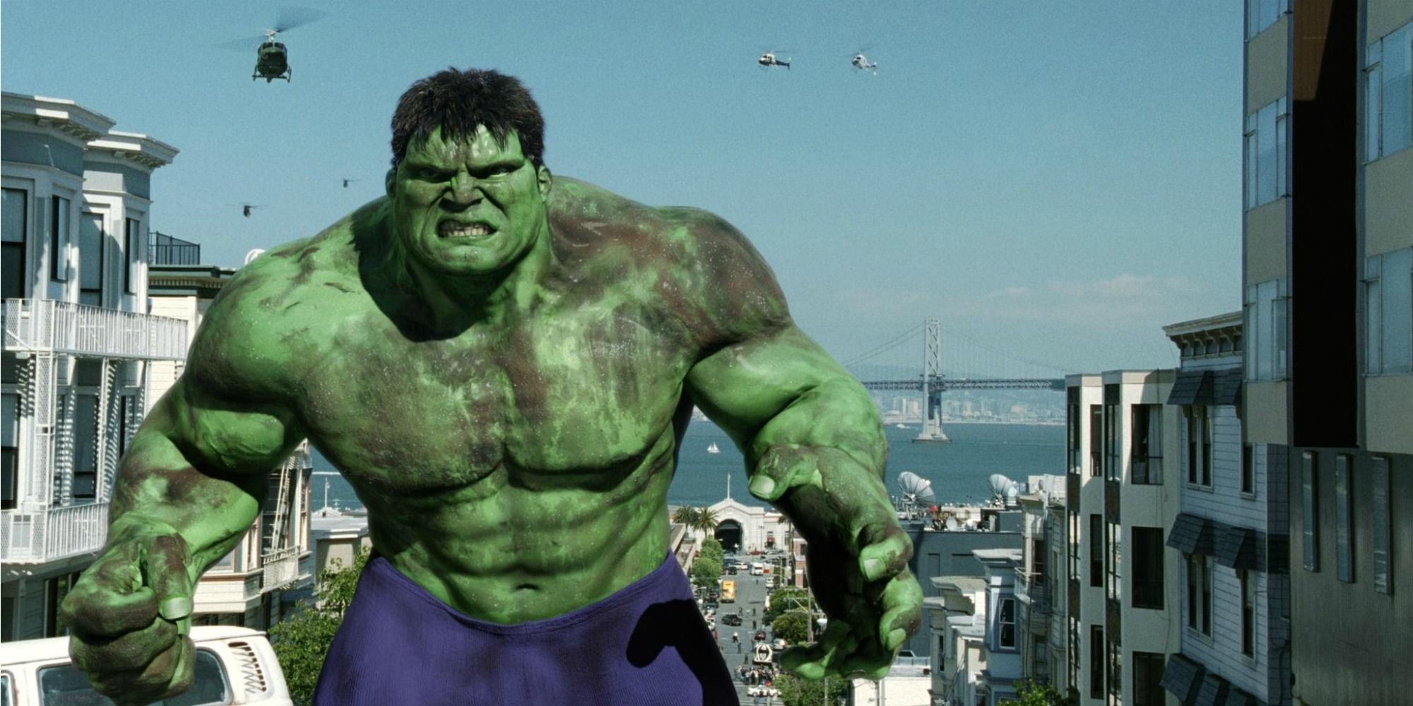 Hulk destruindo uma cidade no filme de 2003