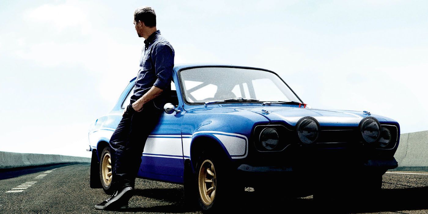 Paul Walker dans le rôle de Brian à côté de sa voiture dans Furious 7.
