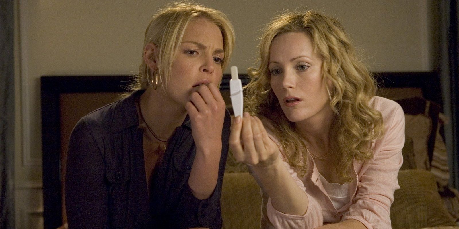 Katherine Heigl como Alison e Leslie Mann como Debbie fazendo um teste de gravidez em Grávida