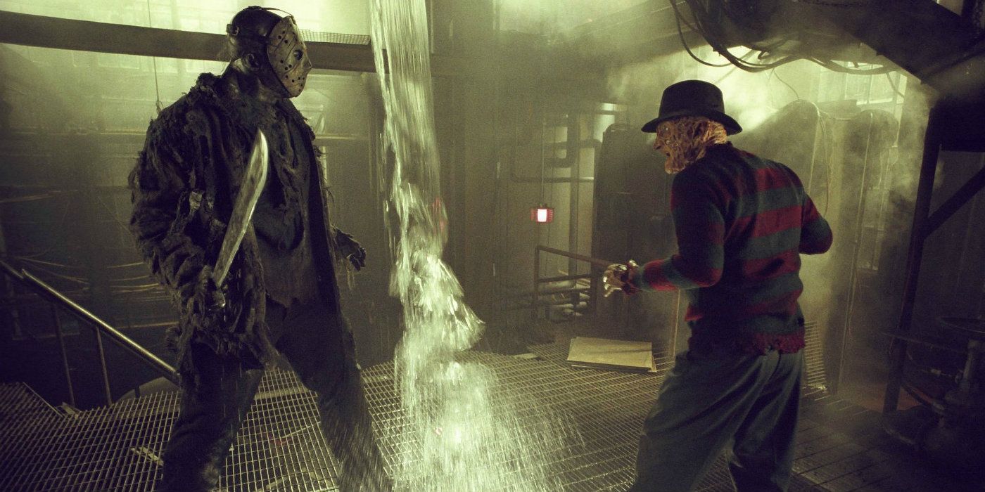 Ken Kirzinger as Jason Voorhees and Robert Englund as Freddy Krueger face each other in Freddy vs Jason.