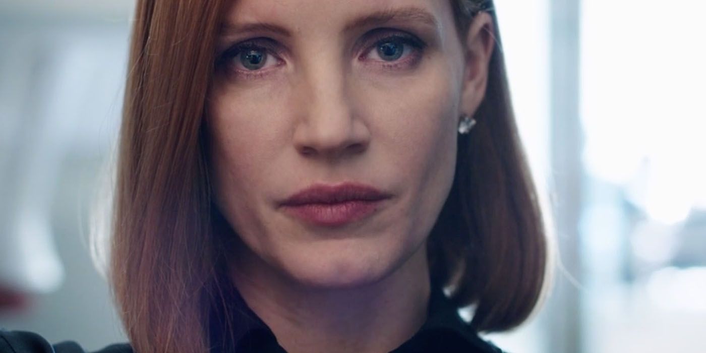 Um close-up de Elizabeth Sloane em Miss Sloane