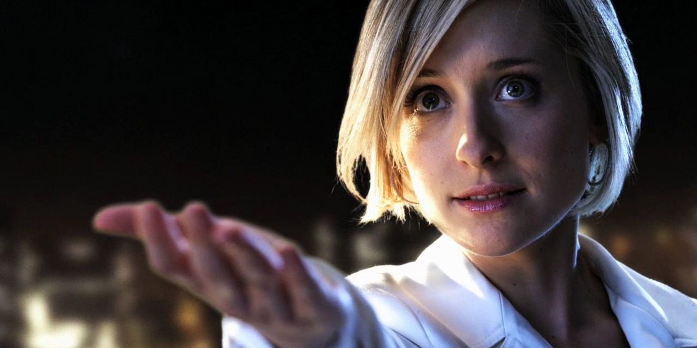 Chloe Sullivan with the palm of her hand open in Smallville.