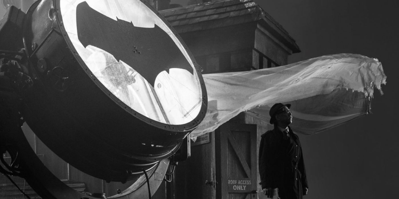 Justice League - Bat-signal and Gordon (J.K. Simmons)