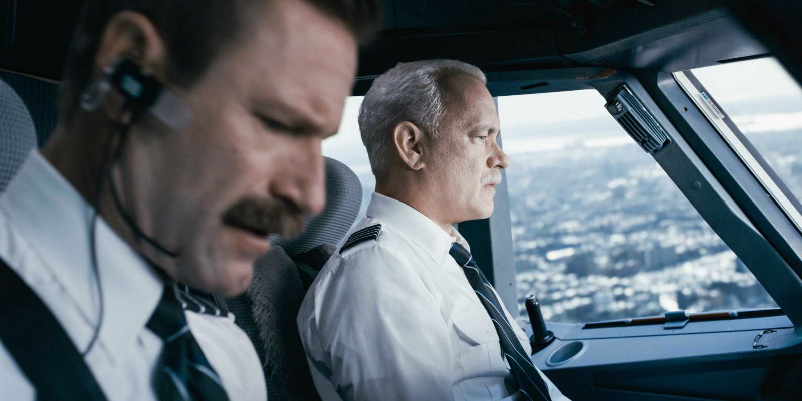 Aaron Eckhart and Tom Hanks in Sully.