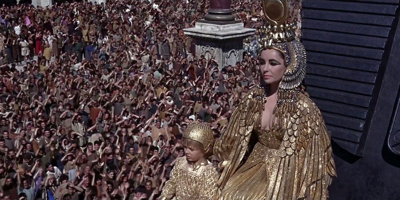 Elizabeth Taylor como Cleópatra na frente de uma enorme multidão