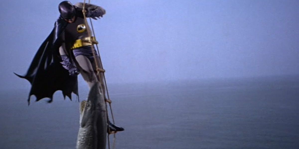 Adam West Batman usando spray repelente de tubarão