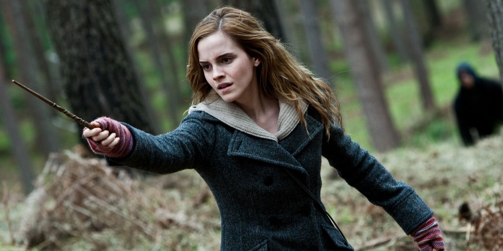 Emma Watson como Hermione Granger brandindo sua varinha em Harry Potter