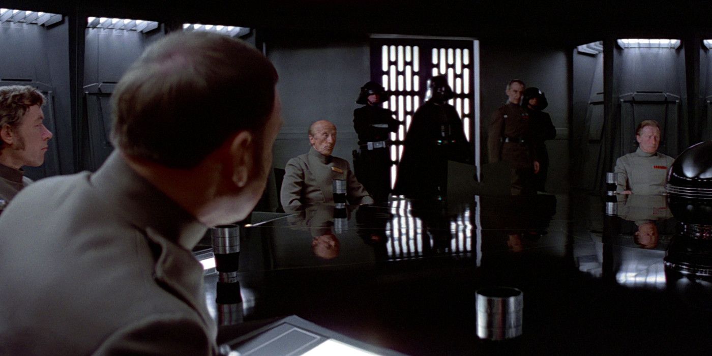 Star Wars: Oficiales imperiales en la sala de conferencias de la Estrella de la Muerte con Darth Vader y el gobernador Tarkin en A New Hope