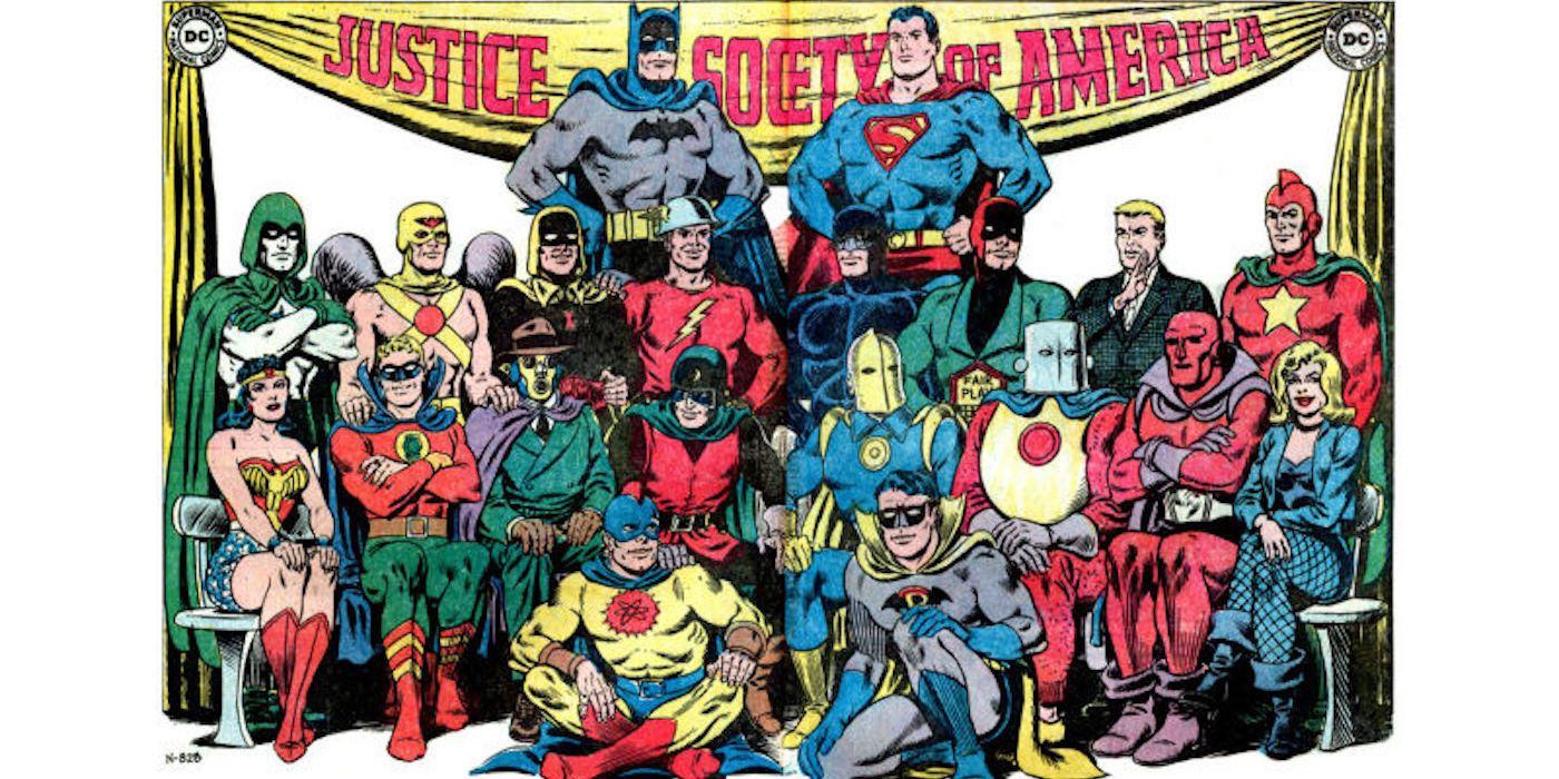 Justice Society of America posando para una foto en DC Comics.