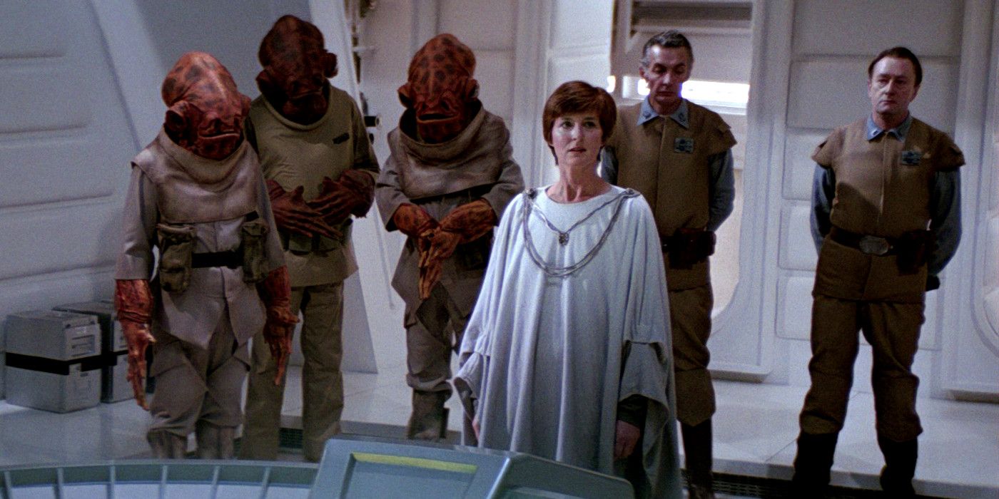 Star Wars: Mon Mothma briefs the Rebels before the attack on Death Star II in Return of the Jedi