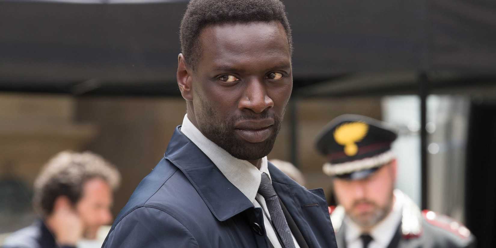Omar Sy looking over his shoulder in Inferno