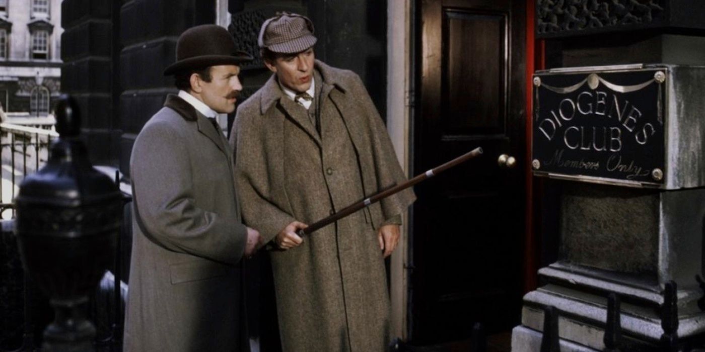 Holmes e Watson olhando para uma placa