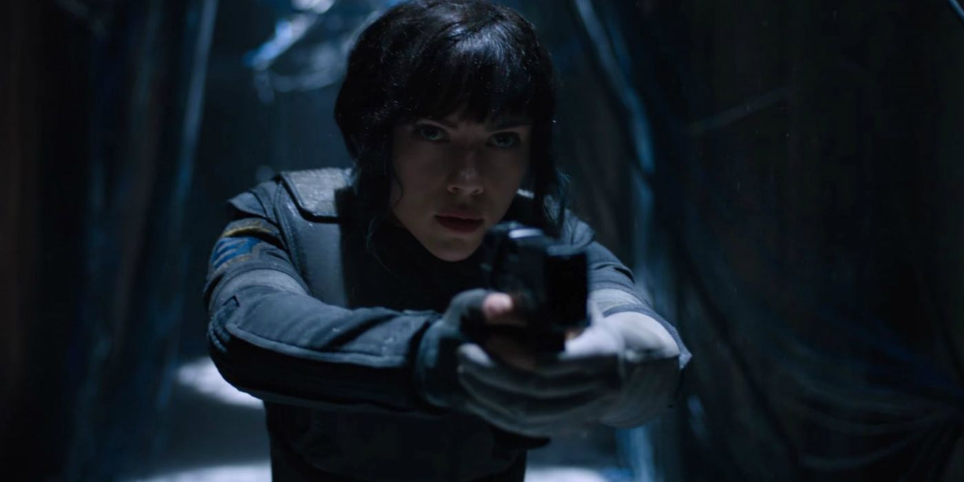 Scarlett Johansson como Major apontando uma arma em Ghost in the Shell (2017)