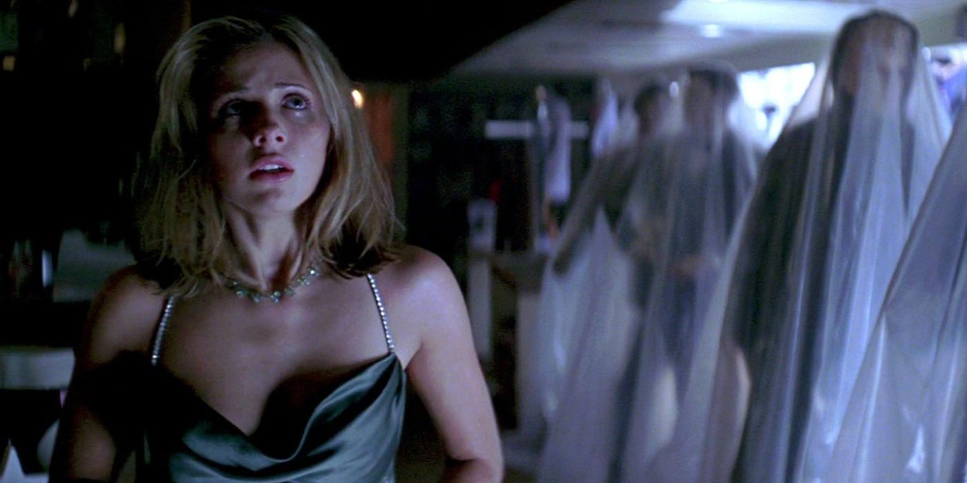 Helen (Sarah Michelle Gellar) stands in a store looking frightened in 'I Know What You Did Last Summer'