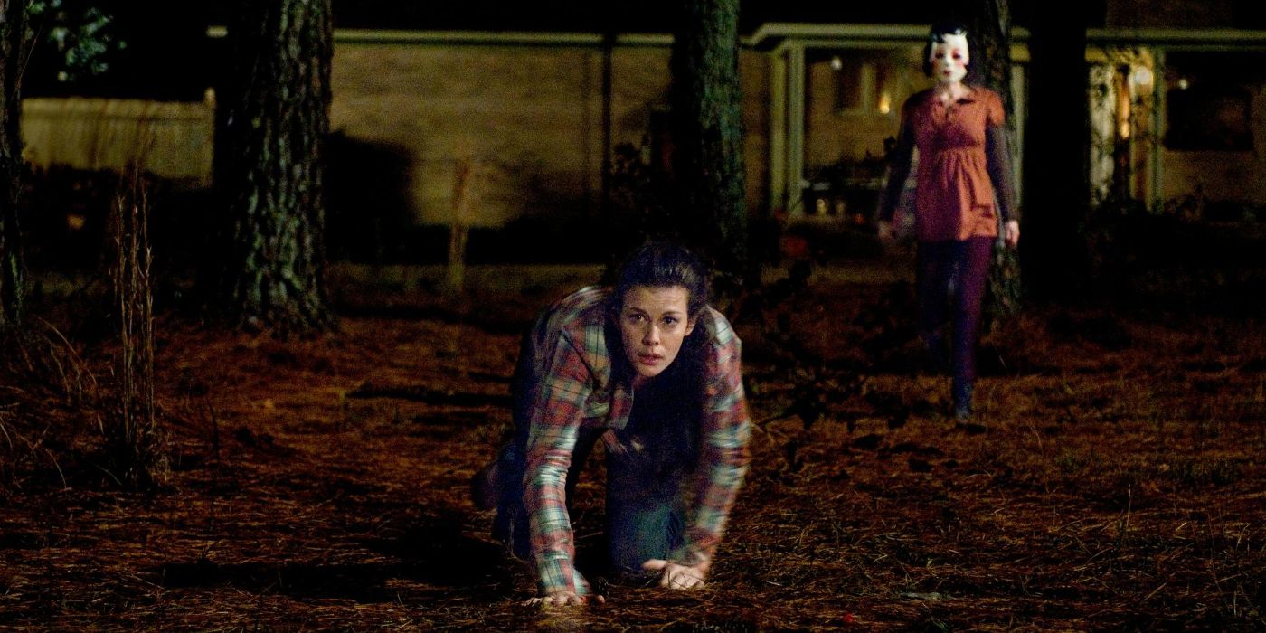 Kristen (Liv Tyler) crawls away from Dollface in 'The Strangers'