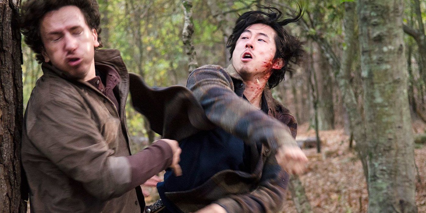 Steven Yeun nel ruolo di Glenn che prende a pugni Nicholas (Michael Traynor) in The Walking Dead