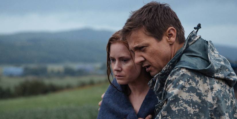 Amy Adams and Jeremy Renner in Arrival