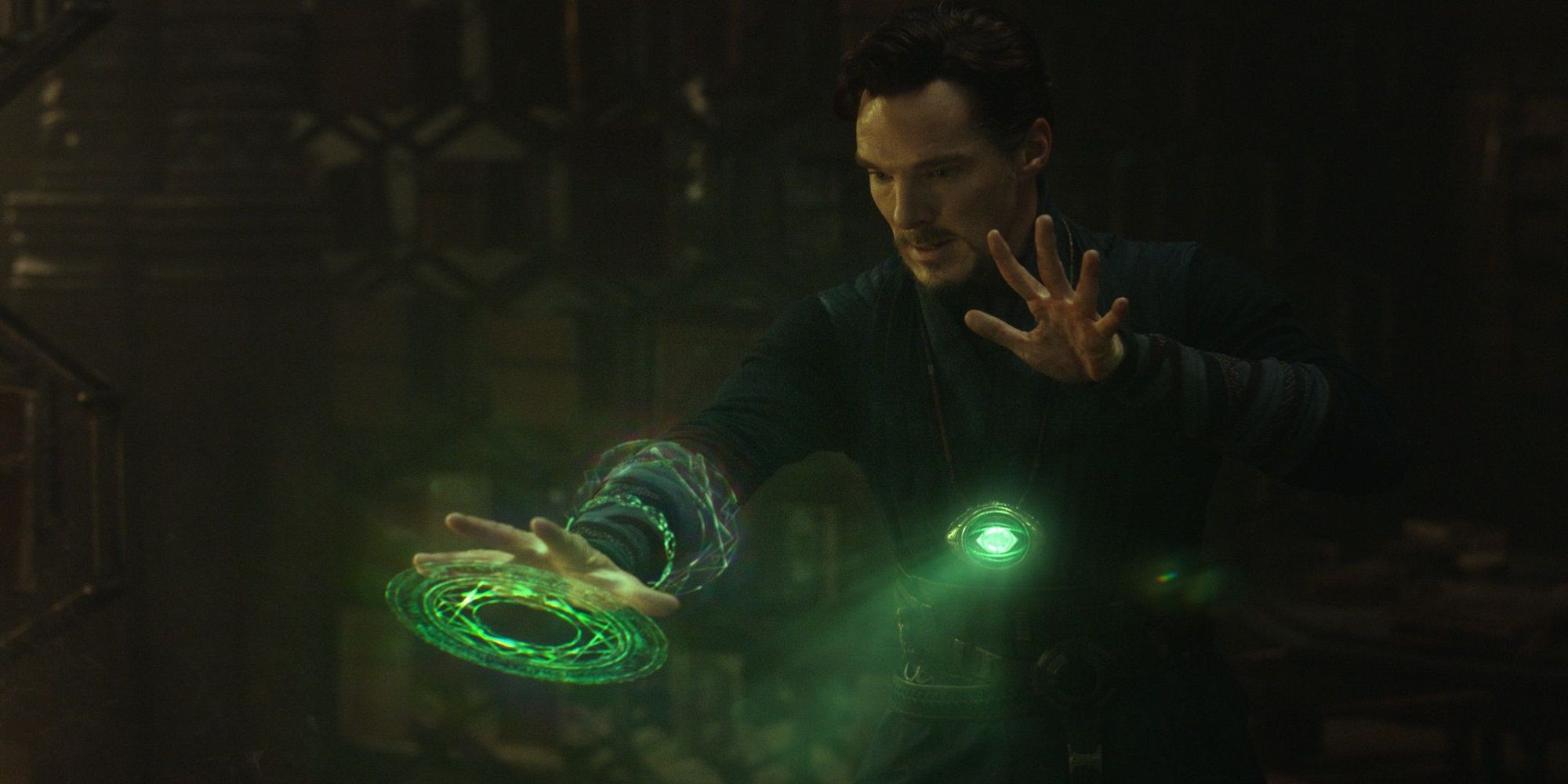 Benedict Cumberbatch sebagai Doctor Strange menggunakan Eye of Agamotto