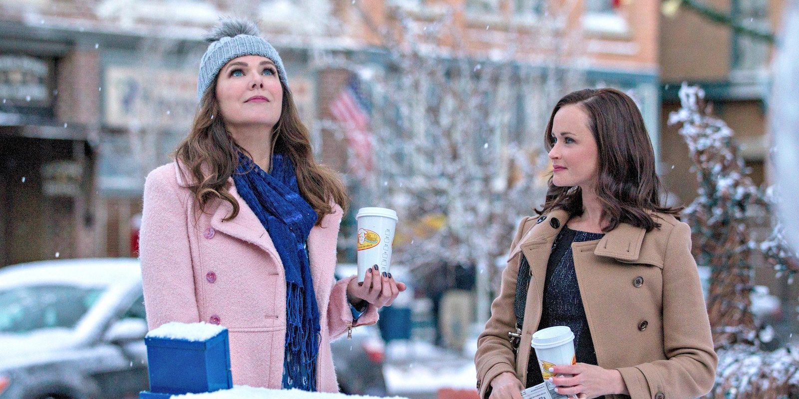 Lorelai en Rory dragen winterjassen en drinken koffie in Gilmore Girls: A Year In The Life