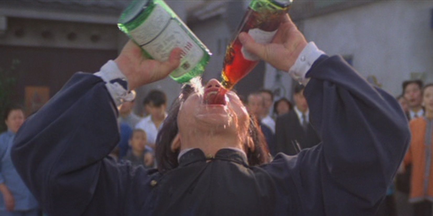 Lenda do Mestre Bêbado Jackie Chan como Wong Fei-hung bebendo álcool o mais rápido possível