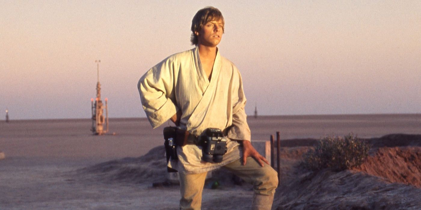 Luke Skywalker in Tatooine looking to the distance in A New Hope.