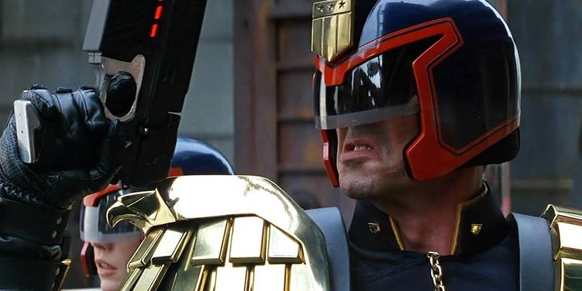 Judge Dredd aims his gun in Judge Dredd