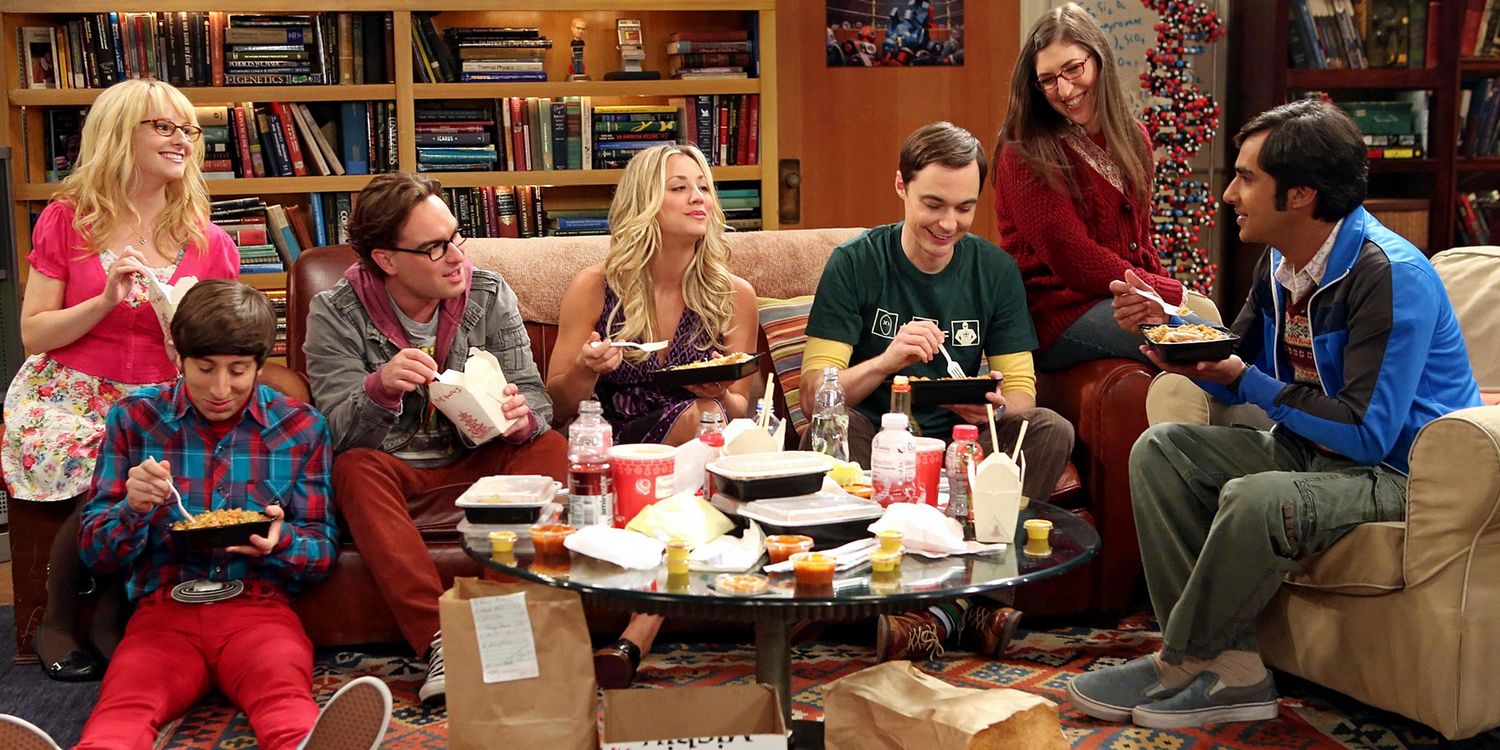 Elenco de The Big Bang Theory jantando no apartamento dos rapazes.