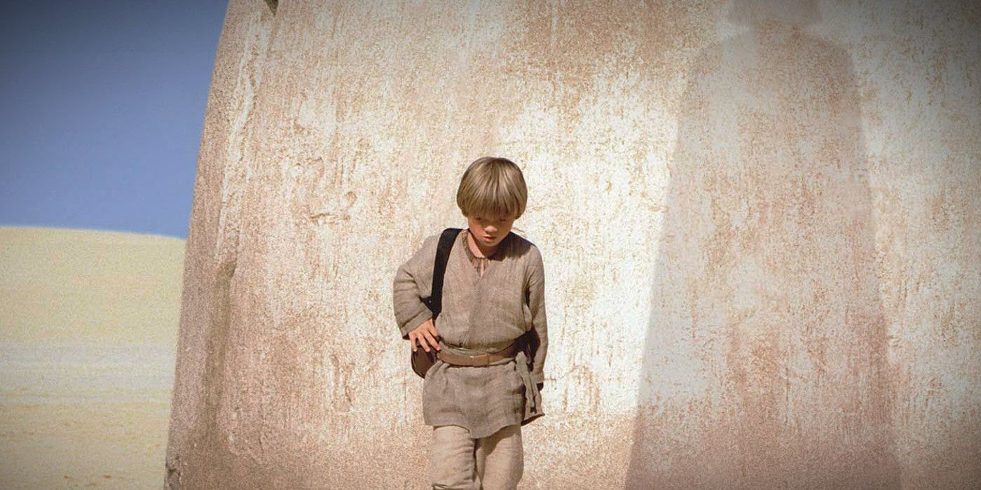 O jovem Anakin caminhando no deserto em A Ameaça Fantasma
