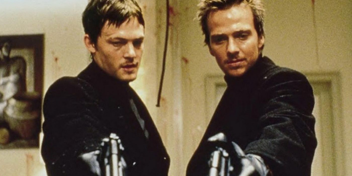 Norman Reedus and Sean Patrick Flanery pointing guns in The Boondock Saints (1999).