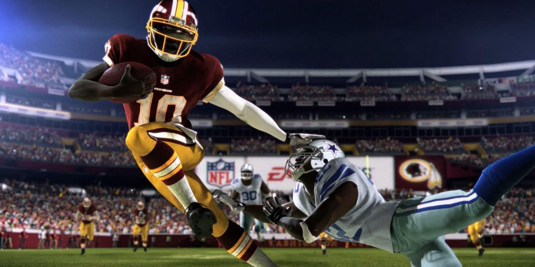 Madden NFL 15, captura de pantalla del anuncio del juego que muestra a un jugador evitando una entrada fallida.