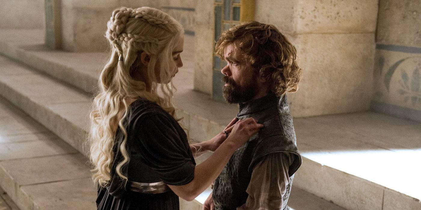 Emilia Clarke como Daenerys Targaryen e Peter Dinklage como Tyrion Lannister em Game of Thrones