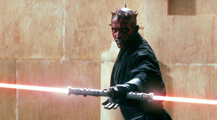 How Did Qui-Gon Jinn Identify Darth Maul as a Sith, Given That Red Lightsabers Aren't Exclusive to Them?