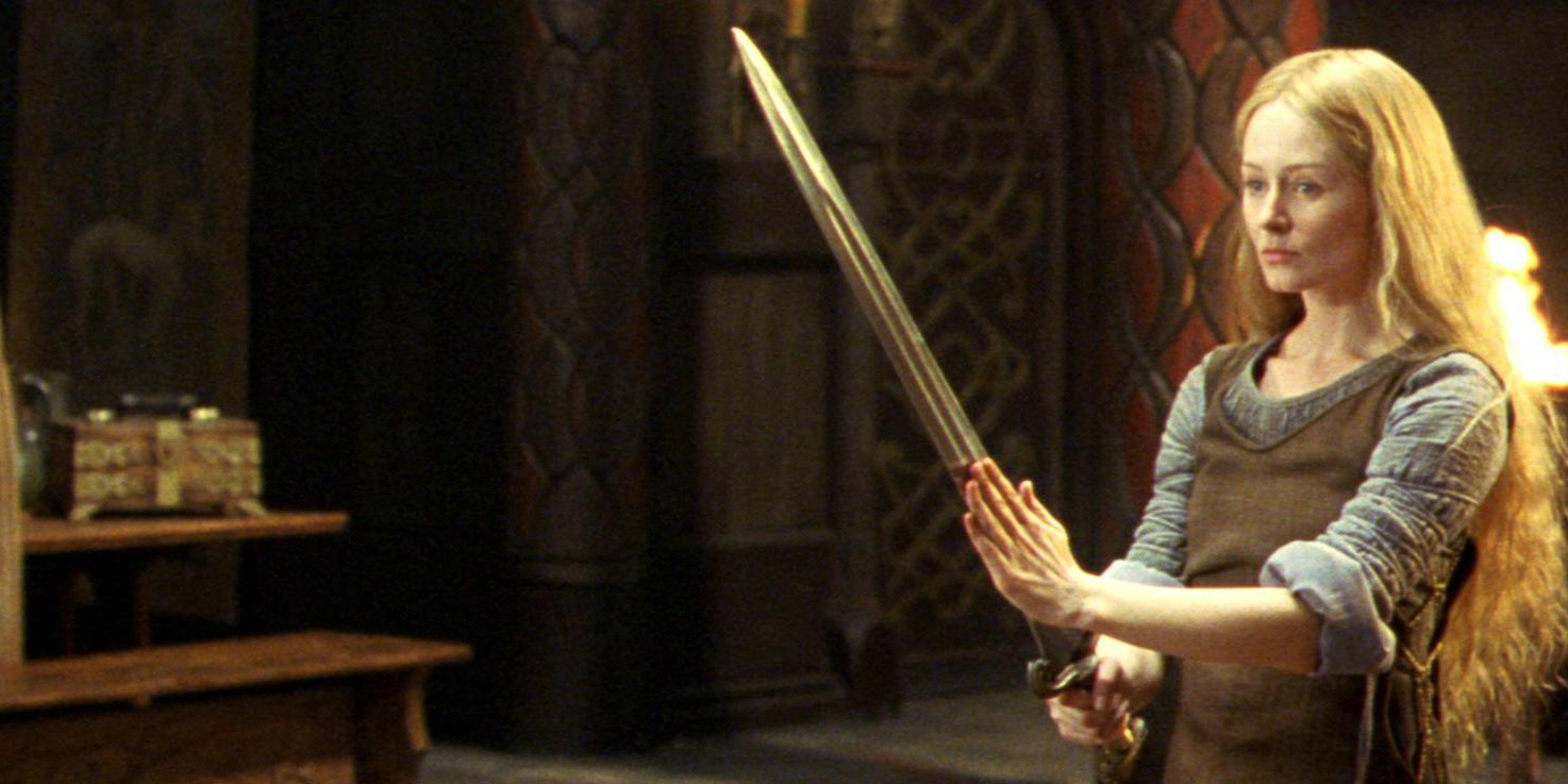 Eowyn with her sword in Two Towers