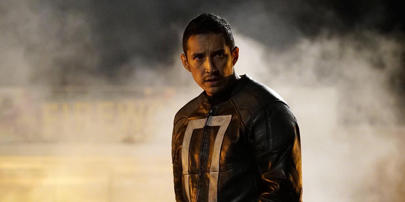 Gabriel Luna como Robbie Reyes Motoqueiro Fantasma na quarta temporada de Agents of Shield