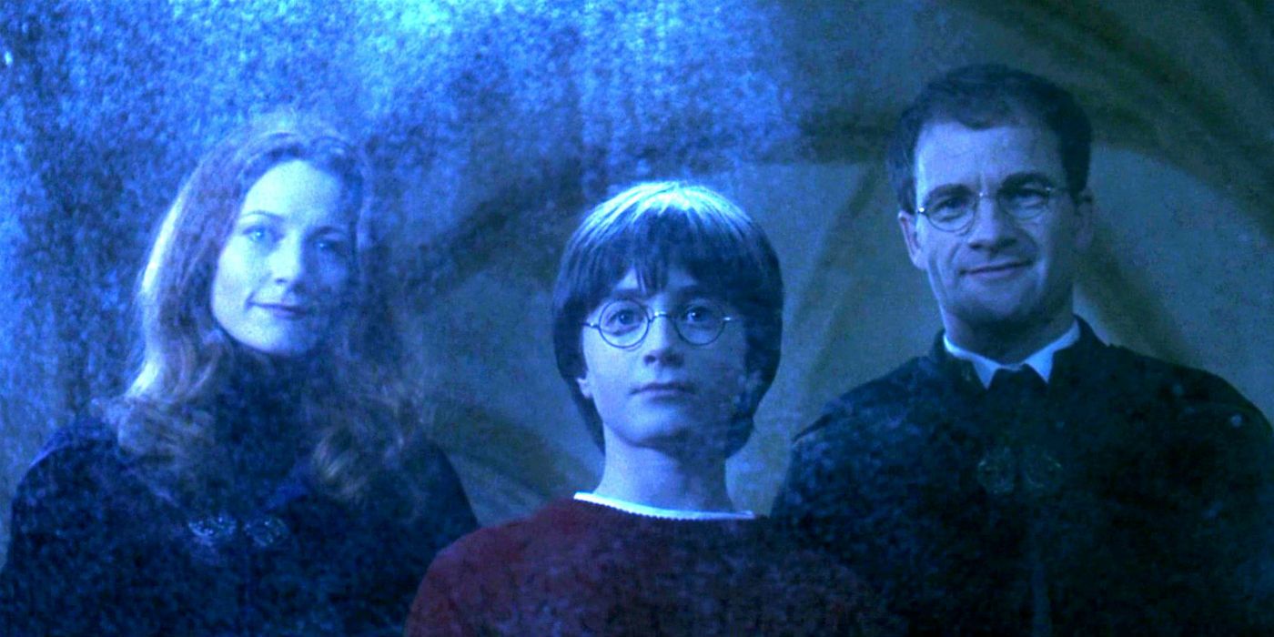 Lílian e Tiago Potter estão atrás de Harry no Espelho de Ojesed em Harry Potter e a Pedra Filosofal