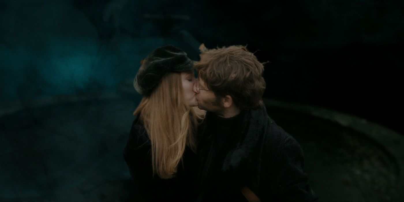 Geraldine Somerville como Lily Potter e Adrian Rawlins como James Potter se beijando na foto de Harry Potter e as Relíquias da Morte Parte 2