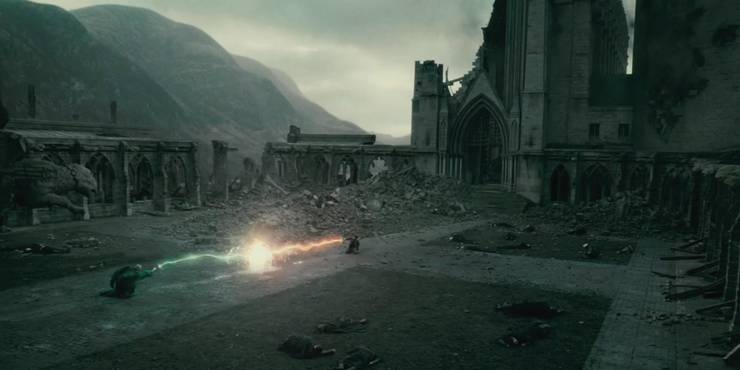 Voldemort e Harry combattono tra le rovine di Hogwarts