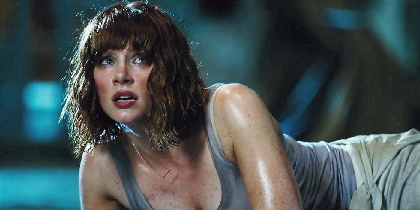 Claire olha para um dinossauro em Jurassic World